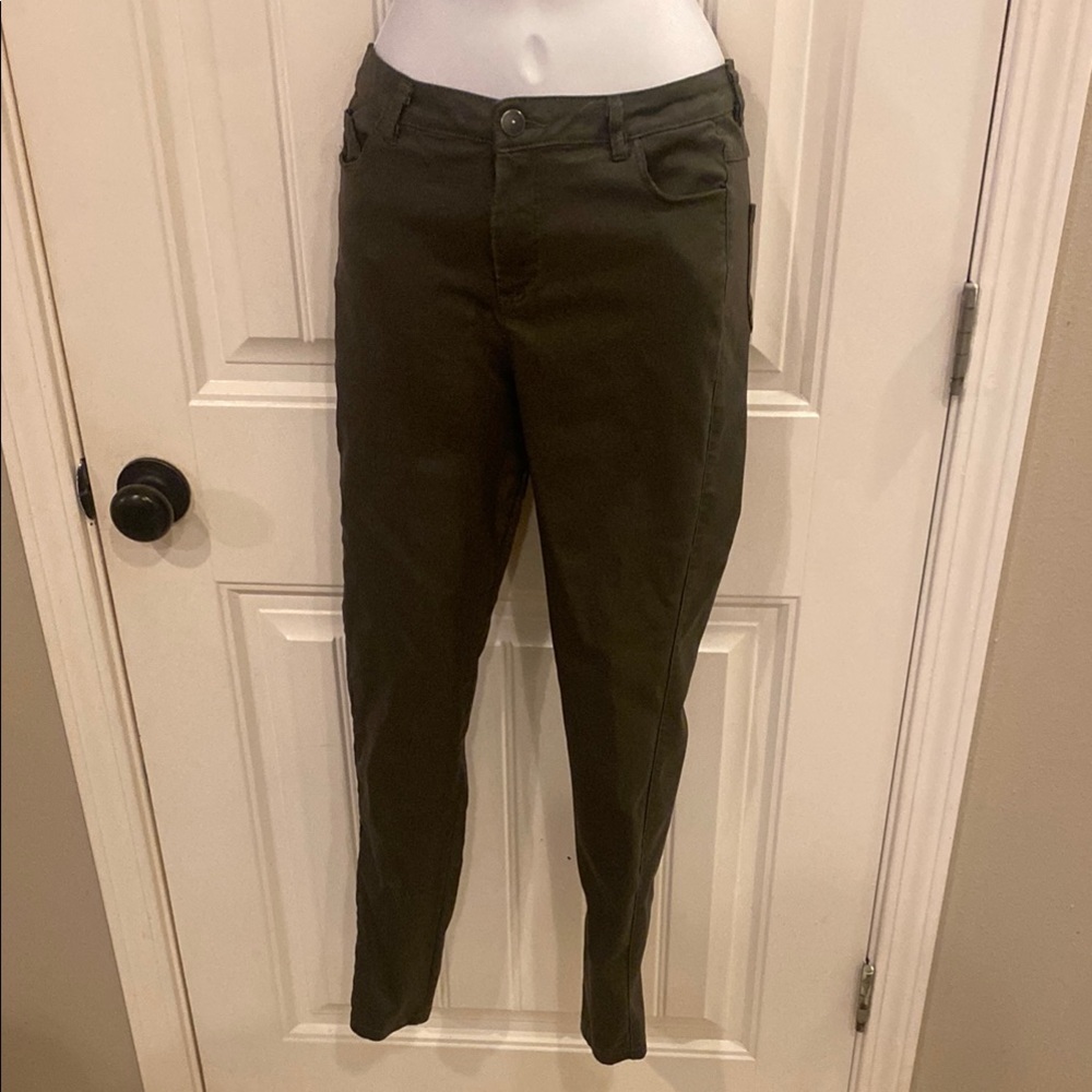 🔥5/$20🔥 Women's Skinny Pants in Olive Green